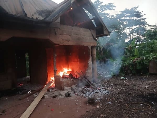 Police post set on fire after fatal shooting in Sayerano