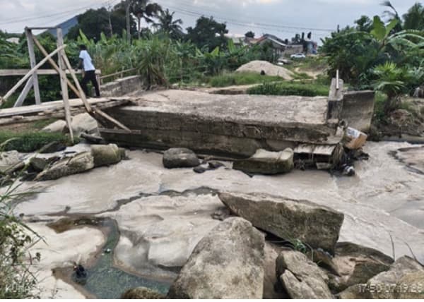 Kenyasi 18 residents cry for permanent bridge
