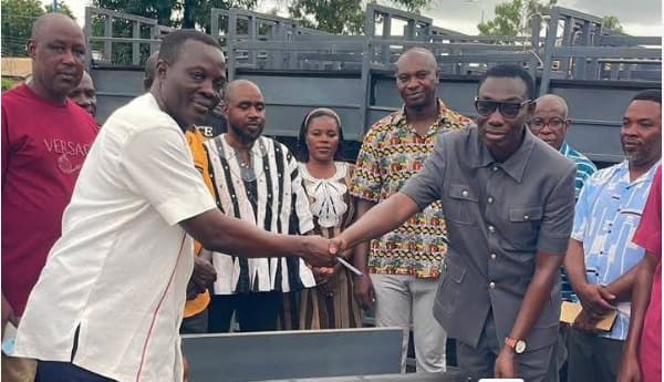 Atebubu MCE presents 550 dual desks to basic schools