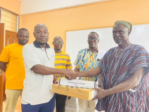 Newly established Narpayilli SHS receives equipment support from Abuya Group
