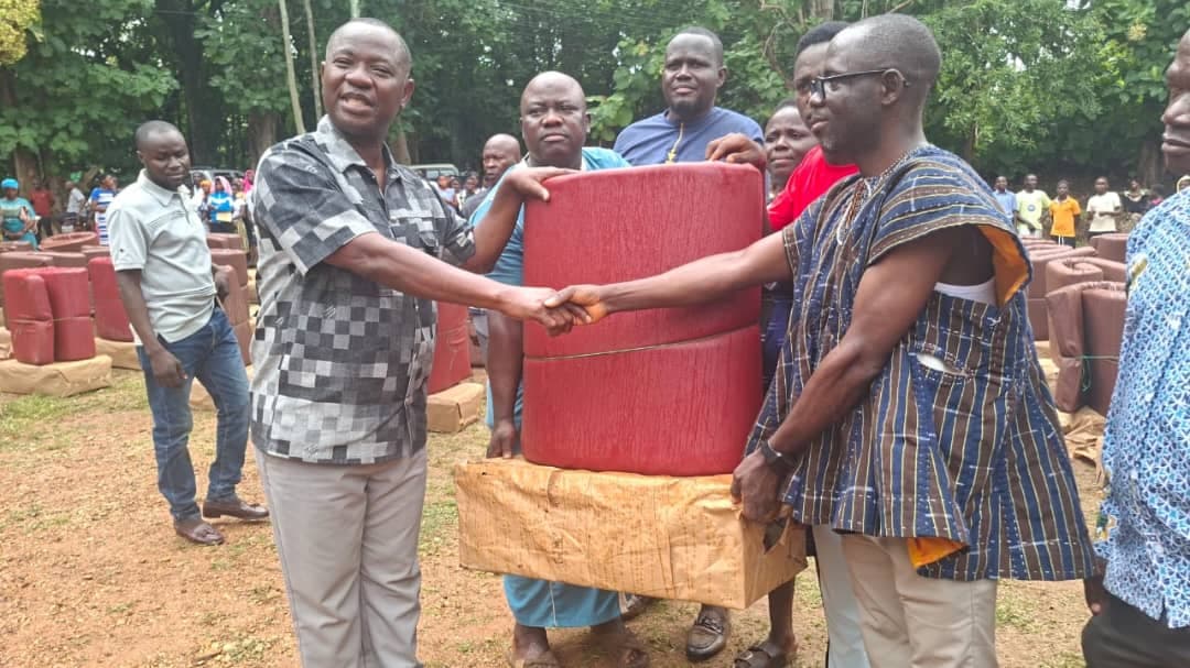 MP supports freshers with over 200 trunks and mattresses to boost students’ confidence