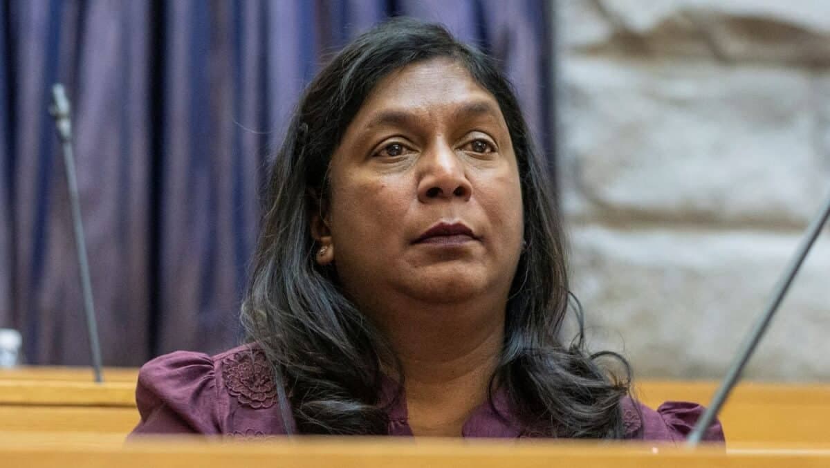 Public servants cannot be both heroes and villains