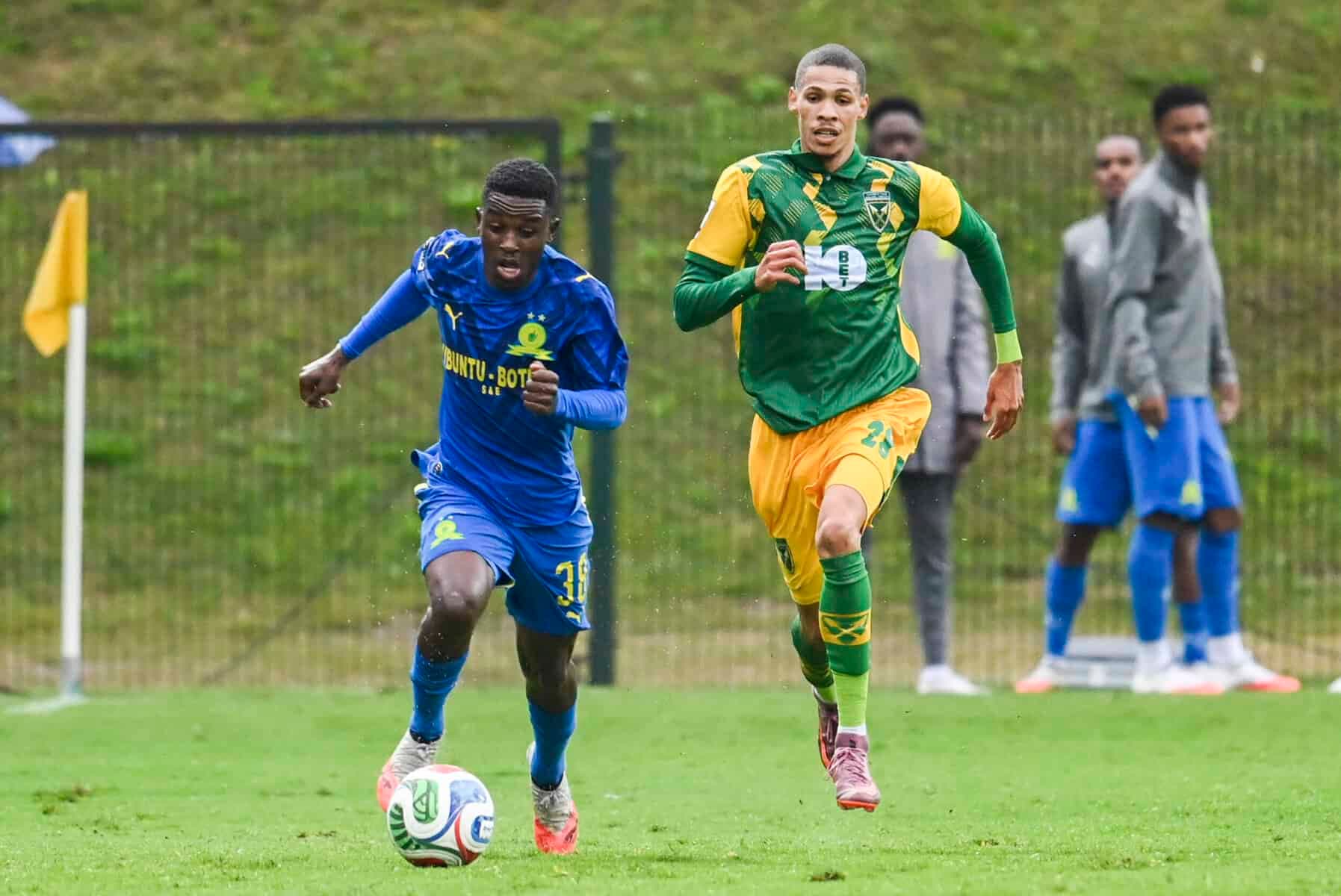 Mokoena late strike sends Sundowns top
