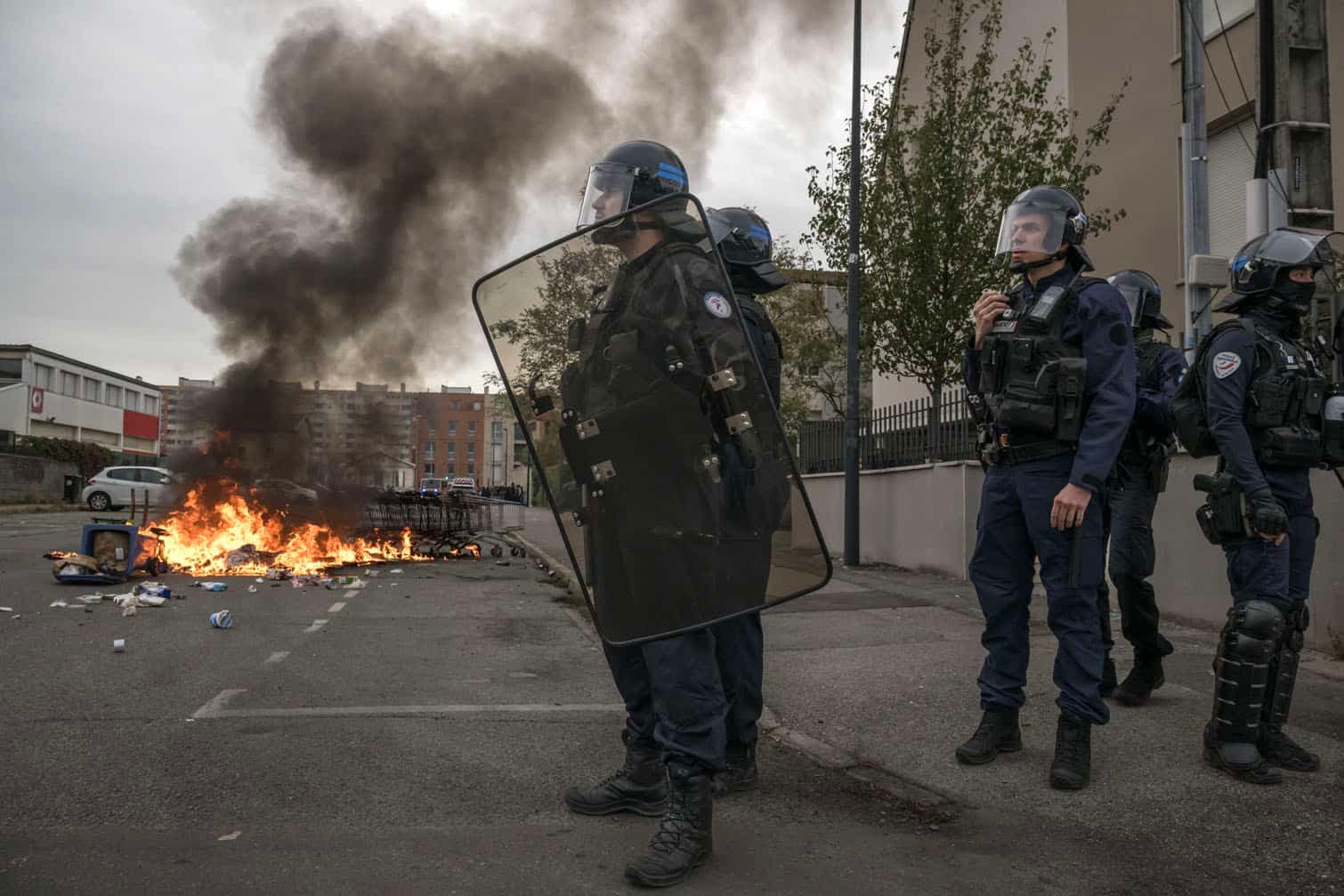24 hours in pictures: Ekurhuleni sinkhole, French school protests and more