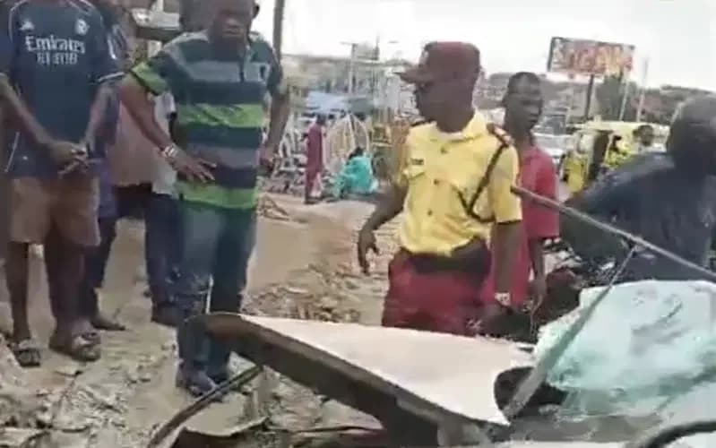Woman dies as car crashes into building in Lagos