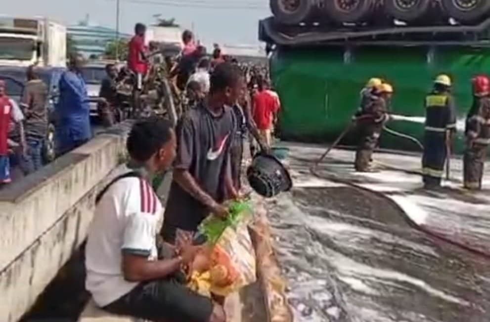 Tanker crash spills 33,000 litres of groundnut oil in Lagos, LASTMA warns against consumption