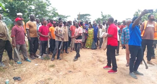 Averting danger on Mampong Scarp: Ninting, Hwidiem residents clear shoulders of the road 