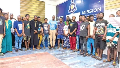 Police storm robbery dens­ - Grab suspects, seize ammunition