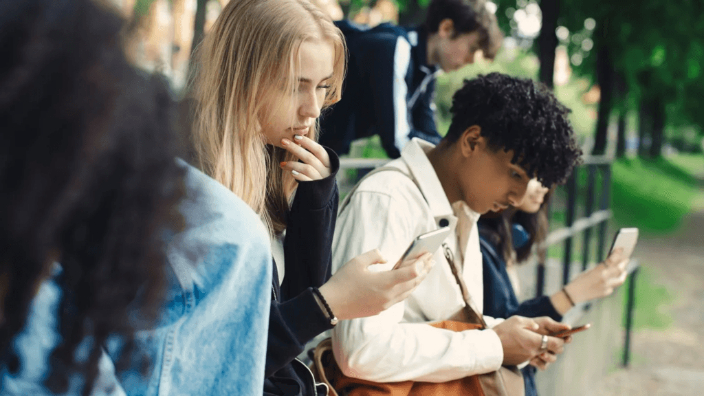 Midnight social media curfew proposed for UK teens aged 16 and 17