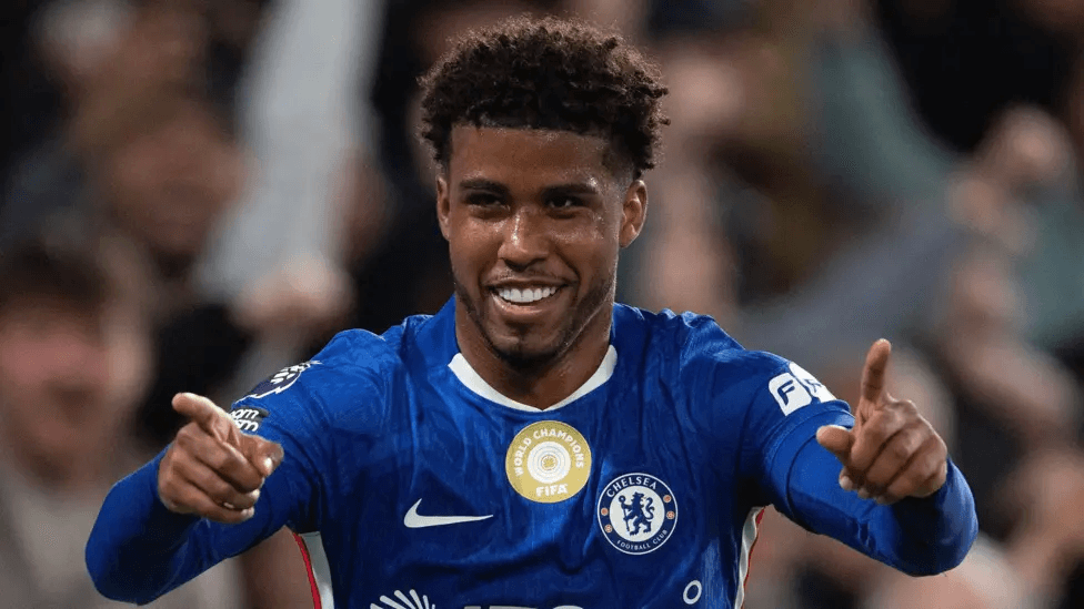 Santos latest midfielder considered by Man Utd