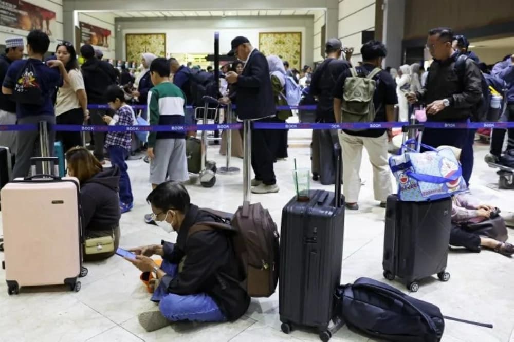 Indonesia reopens airports after volcano eruption leaves 340,000 stranded 