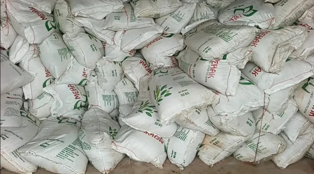 NEIP CEO Eric Adjei donates 1,500 bags of fertiliser to Jaman North farmers