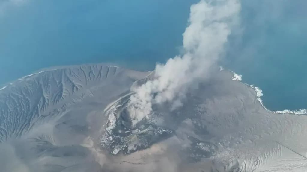 Volcano eruption leaves 150,000 passengers stranded in Indonesia