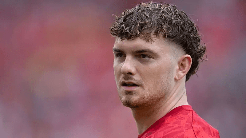 Valencia sign Liverpool’s Elliott on loan
