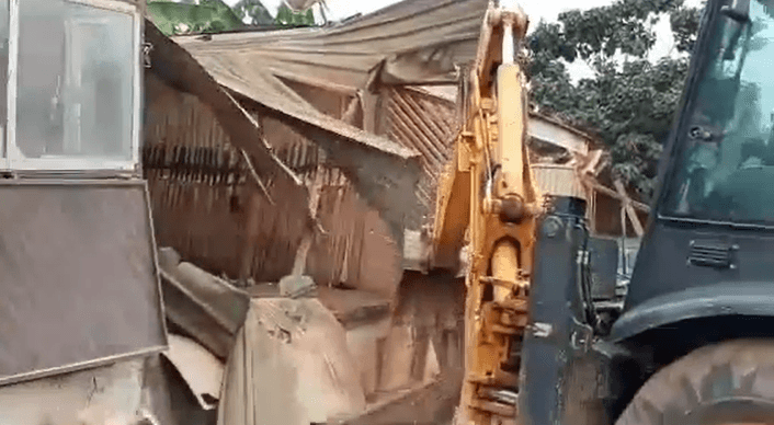 Tension at Obuasi Rabb Junction as shop owners resist demolition exercise