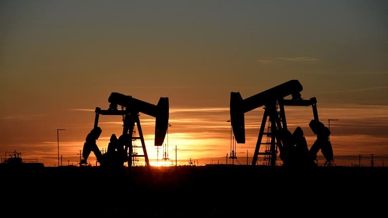 Oil hits one-week low as investors shrug off US sanctions on Iran