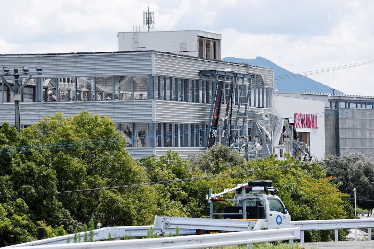Japan quake toll rises as rescuers haul people from collapsed mall