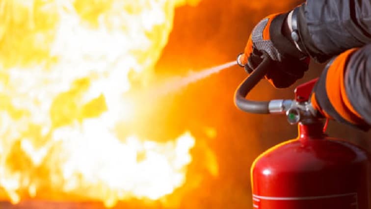 Several informal structures on fire in Imizamo Yethu