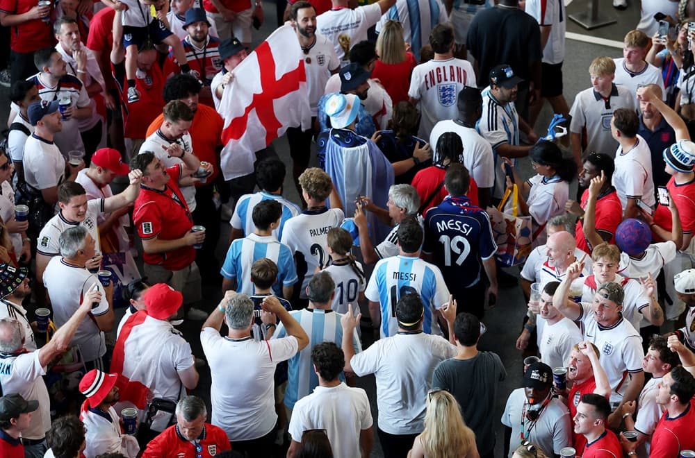 England bring in James, Spence and Rogers, Argentina make one change