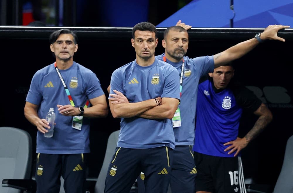 Scaloni faces former tutor De la Fuente in World Cup final