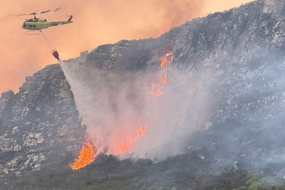 Aircraft deployed to battle fire at Table Mountain National Park
