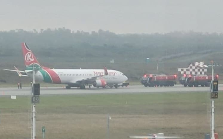Cape Town Airport runway temporarily closed after plane’s tyres fail