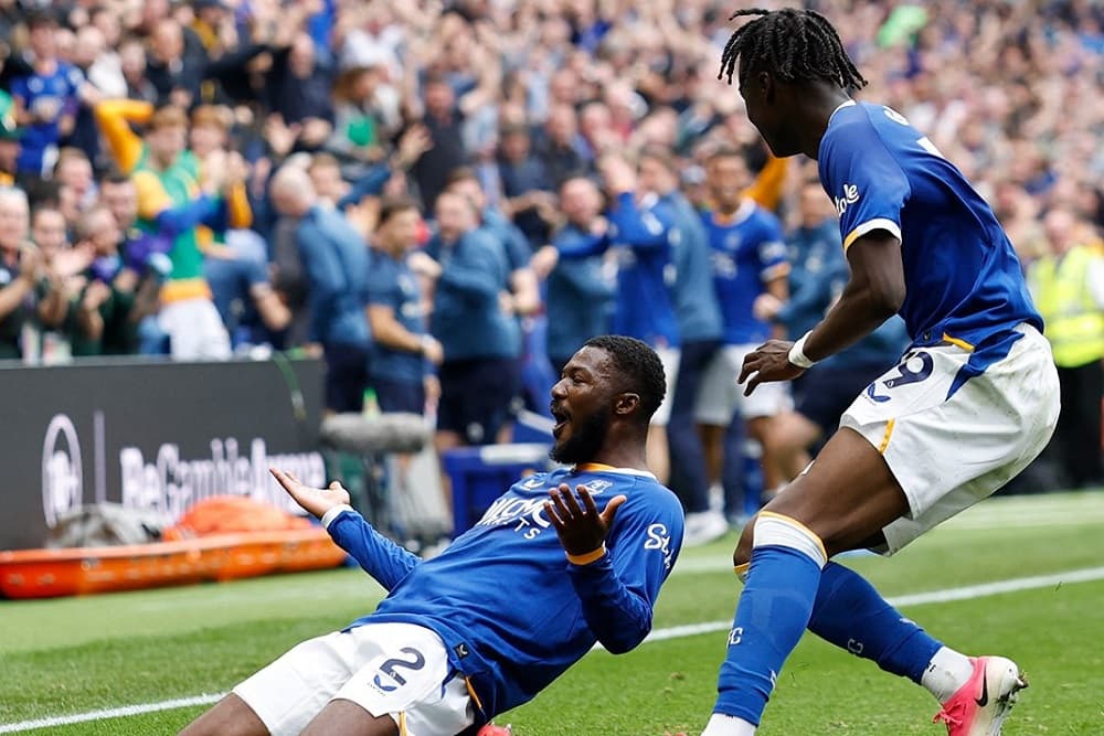 Maitland-Niles screamer earns Everton 2-2 draw with Man Utd