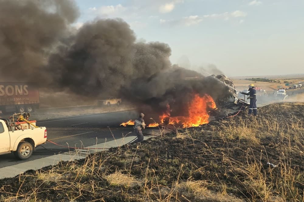 Truck catches fire after crash on N1 between Venterburg, Kroonstad