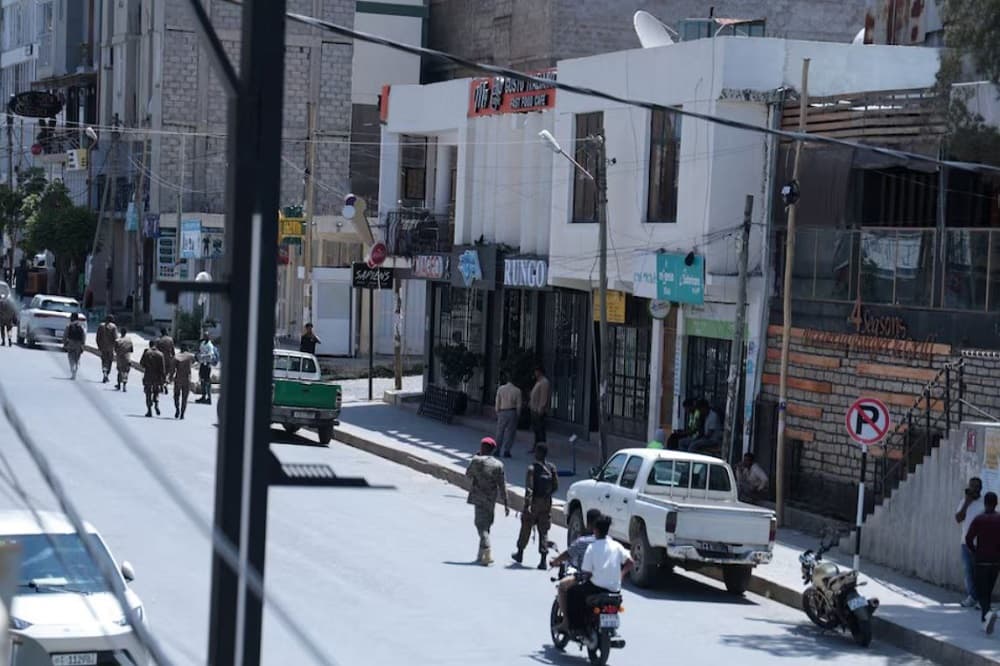 Ethiopian troops enter town on border with Eritrea, stoking war fears