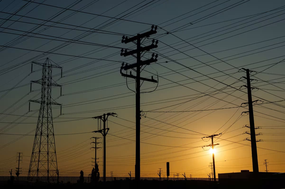 Electricity Minister presents renewable energy plans to ambassadors