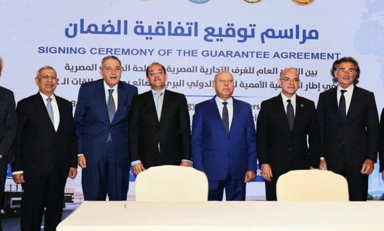 Transport minister witnesses signing of guarantee agreement between FEDCOC, Egyptian Customs Authority