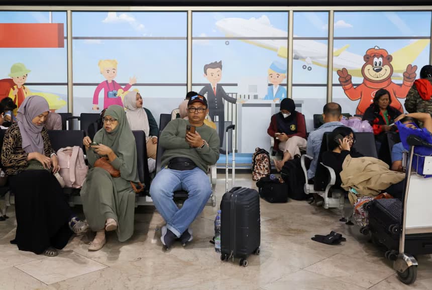 Volcanic ash leaves 170,000 travelers stranded at eight Indonesian airports