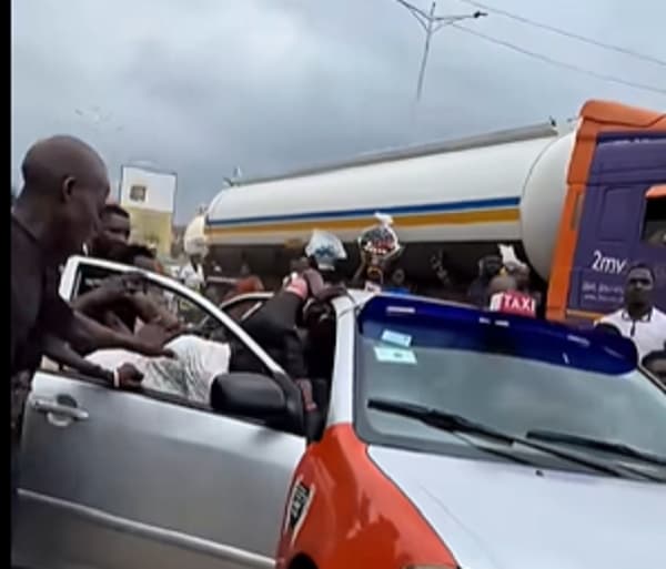 Drama at Ejisu as suspected car thief gets trapped in MoMo kiosk