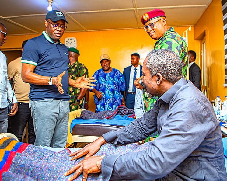 Photos: Makinde meets rescued Oriire victims at military hospital
