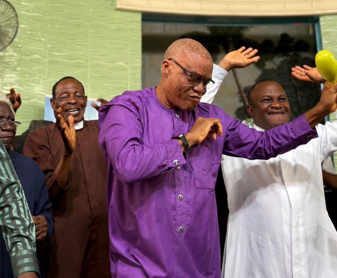 Video: Oyo school principal’s husband dances at thanksgiving service after wife’s return