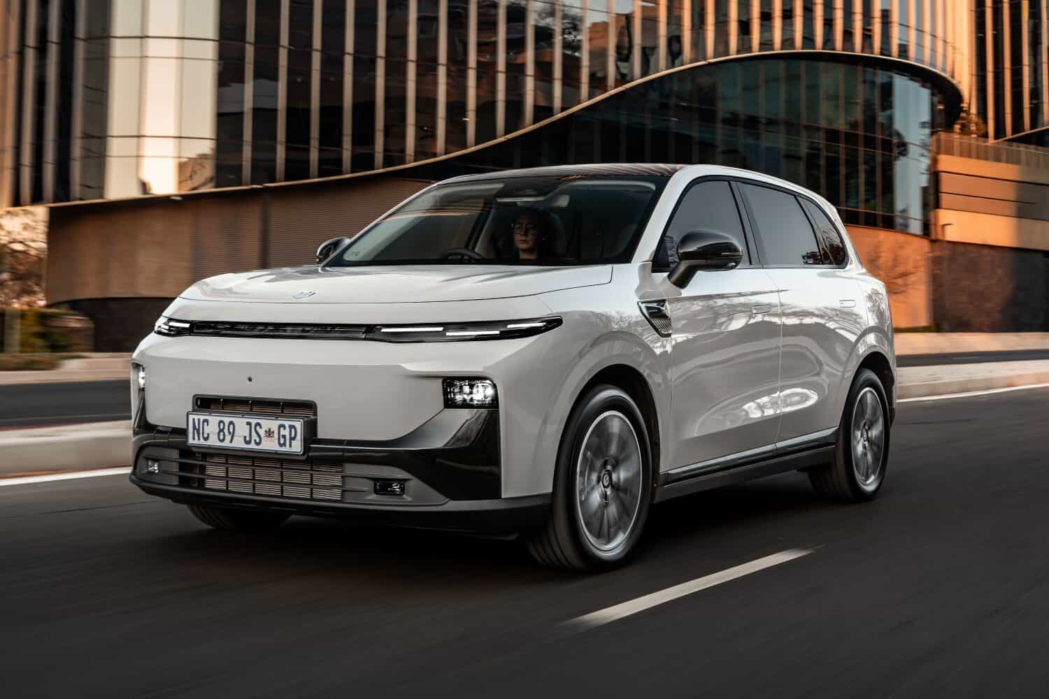 Leapmotor prices new B10 hybrid electric vehicle