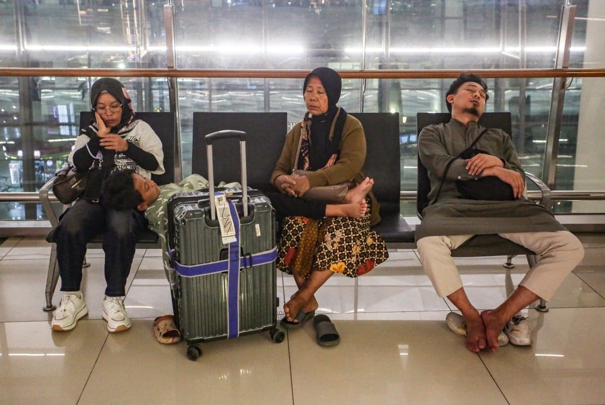 Jakarta airport extends closure after volcano eruption