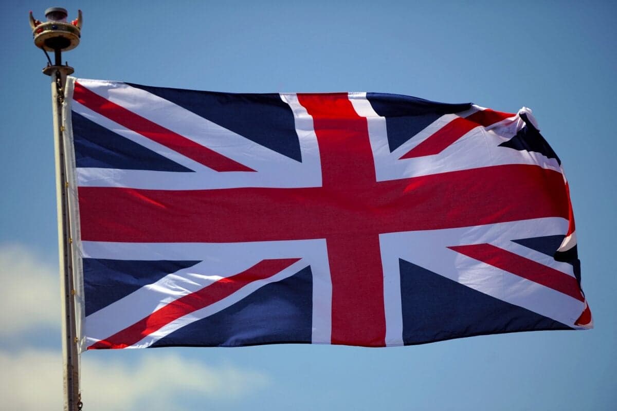 UK govt slams anti-migrant protests after unusual Channel crossing