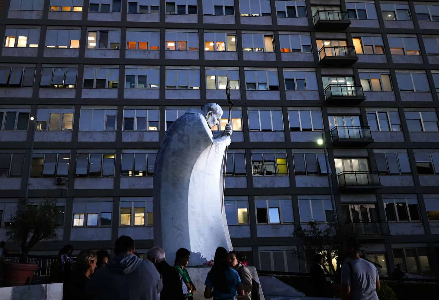 24 hours in pictures: Pope Leo XIV’s health, giant pumpkin crowned champion and more