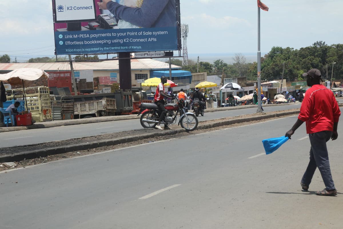 PREMIUM Deadly chaos threatens Homa Bay’s new dual carriageway They would rather operate on the wrong side than spend more on fuel. Homa Bay Just now Listen