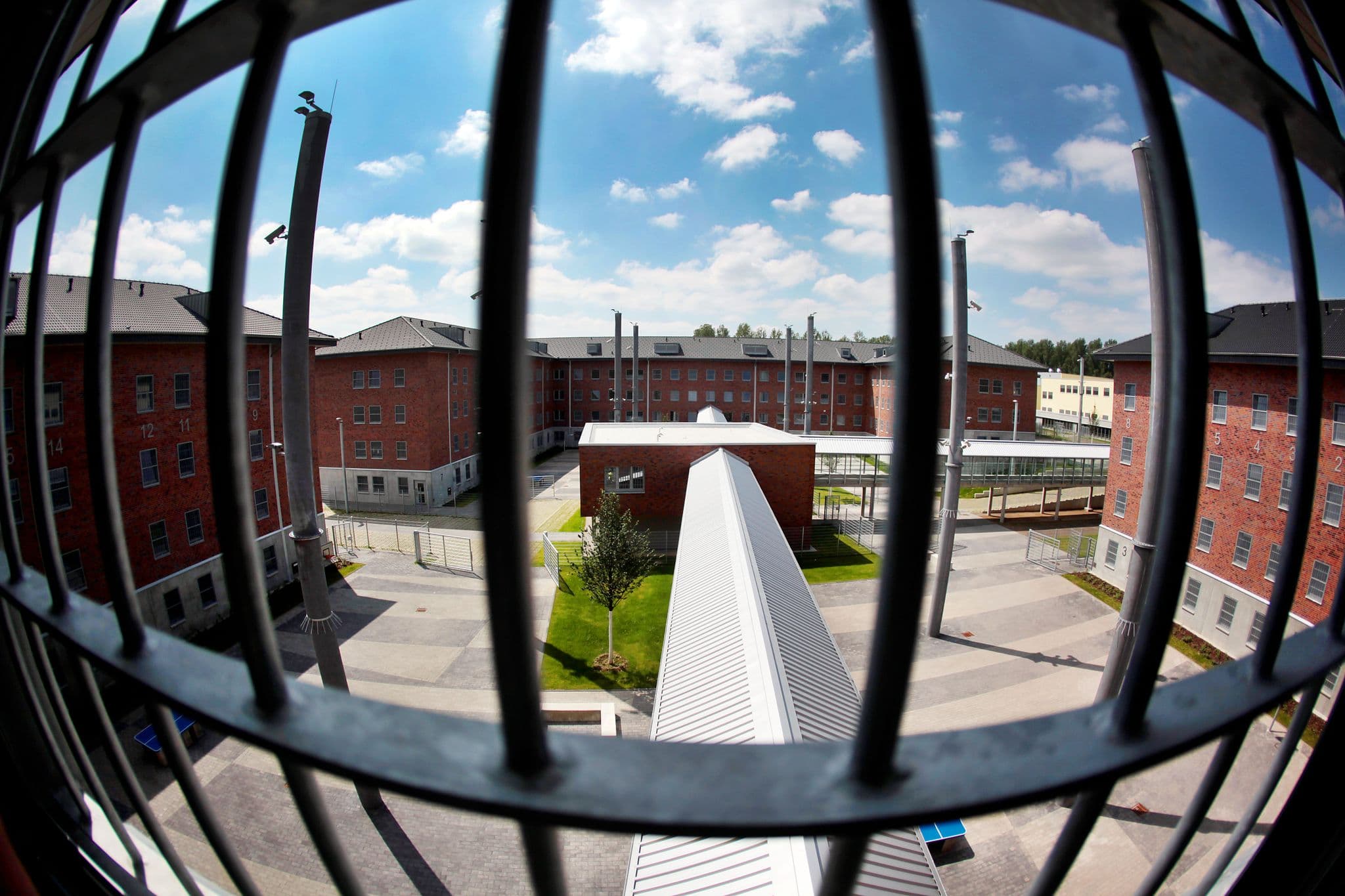 German police hunt for prisoner after daring rooftop escape