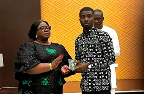 Flood victims receive free passports