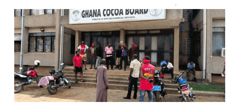 Oti region cocoa farmers besiege COCOBOD office over unpaid arrears