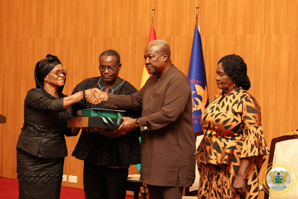Photos: Mahama presents compensation package to helicopter crash victims