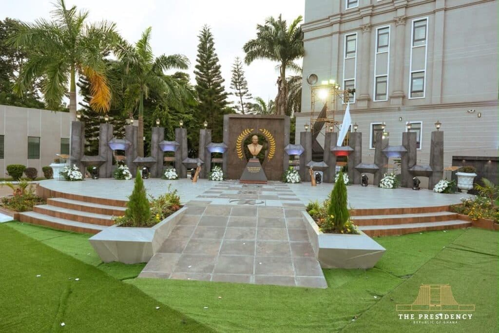 Photos: Mahama unveils cenotaph in honour of late Omane Boamah