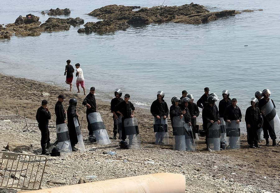 Spain installs floating barrier in Ceuta