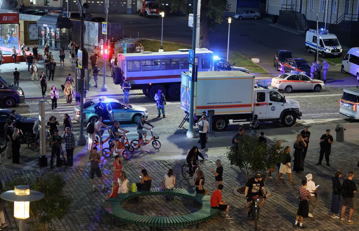 Authorities: Bomb kills 3, injures 21 in Moscow restaurant blast