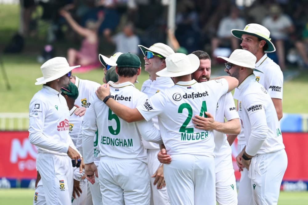 Australia dominate day 2 as Renshaw hits 190